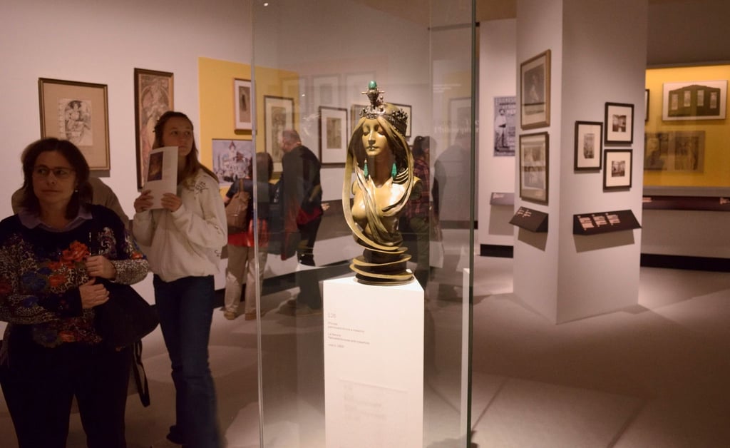 Die Mucha-Ausstellung zeichnet in sechs Etappen das Leben des Malers, Grafikers, Plakatkünstlers und Hobbyfotografen nach, der zu den prägenden Gestalten der Belle époque zählte. Sie ist bis zum 31.12.2022 verlängert worden.