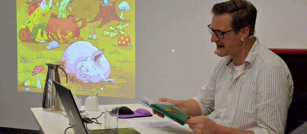 Thomas Leibe stattete der Staßfurter Bibliothek anlässlich des Vorlesetags einen Besuch ab.