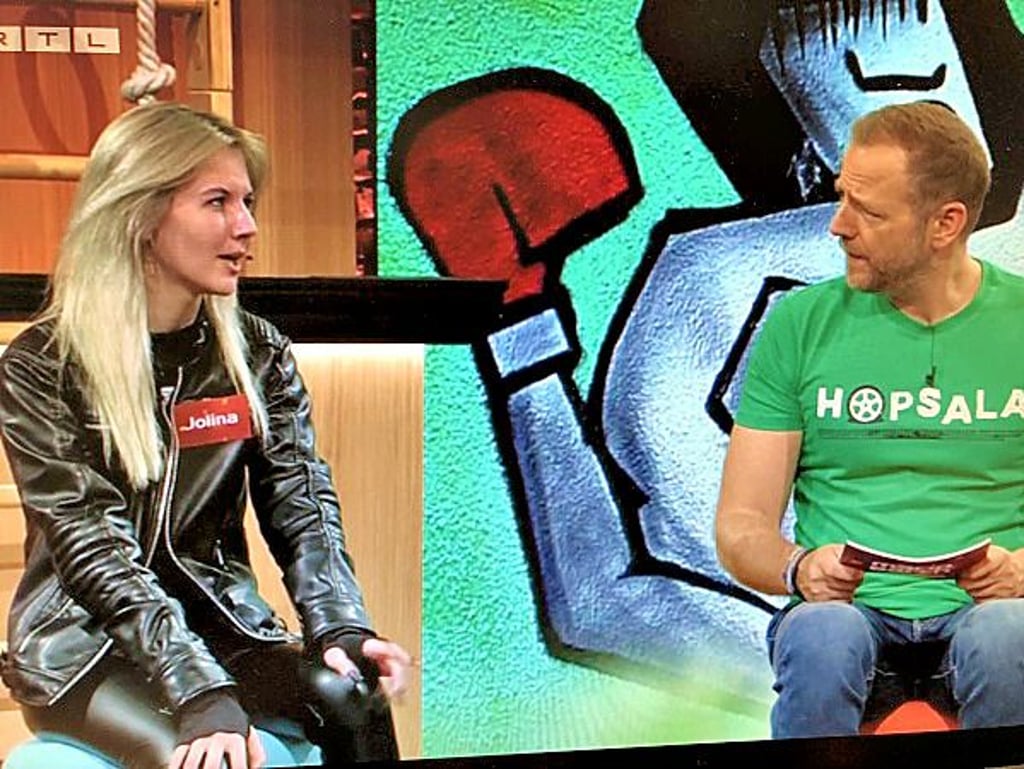 Jolina aus Kochstedt im Gespräch mit Mario Barth im Fernsehstudio. Die Sendung wurde am 16. November ausgestrahlt.