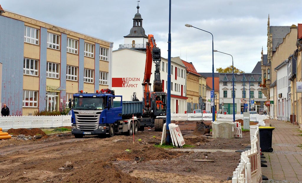 Der grundhafte Ausbau des Breiteweg in Schönbeck wird teurer als ursprünglich von der Stadt geplant. Zusätzliche Fördermittel könnten beantragt werden, so dass die Kosten gedeckt wären.