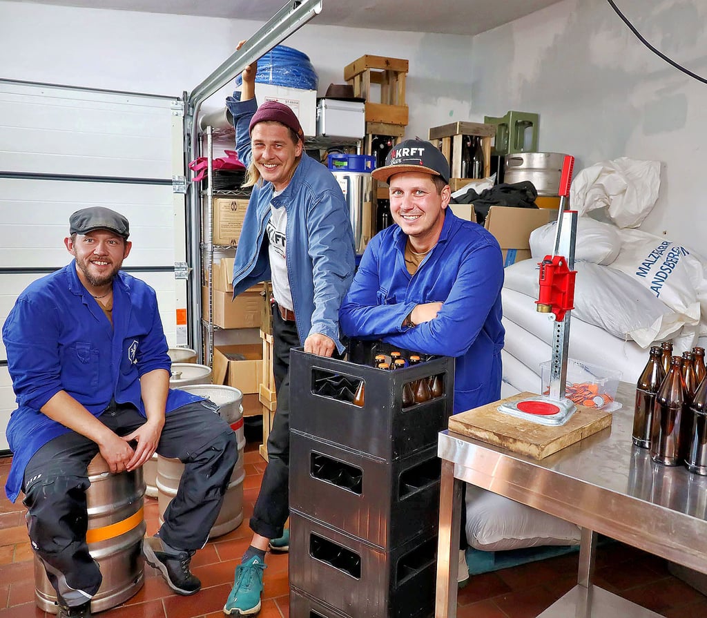 Martin Busch, Carlo Walter und André Fingas haben sich der Braukunst verschrieben und das „Krft-Bier“ kreiert.