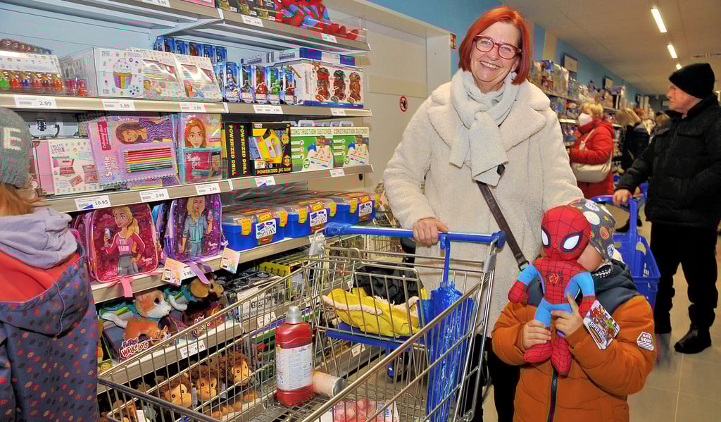 Beate Jakobi nutzte die Gelegenheit, mit ihrem Enkel in der neu eröffneten Action-Filiale zu stöbern.