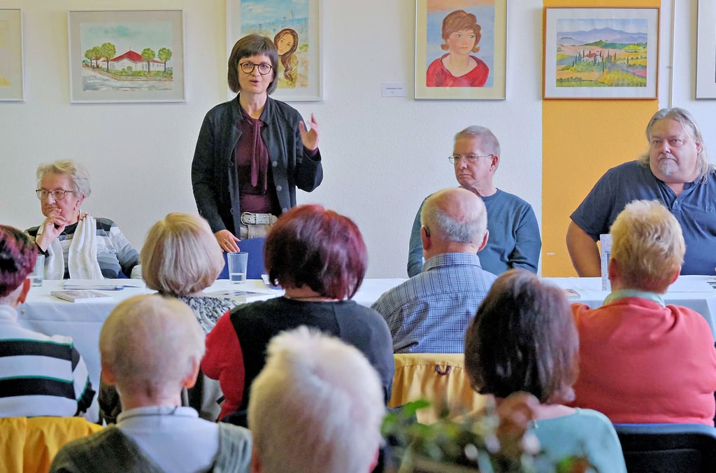 Jana Engelhardt (Mitte) hatte vor fast zwei Jahren einen Schreibaufruf gestartet. Jetzt sind die Erzählungen rund um die Wende erschienen.
