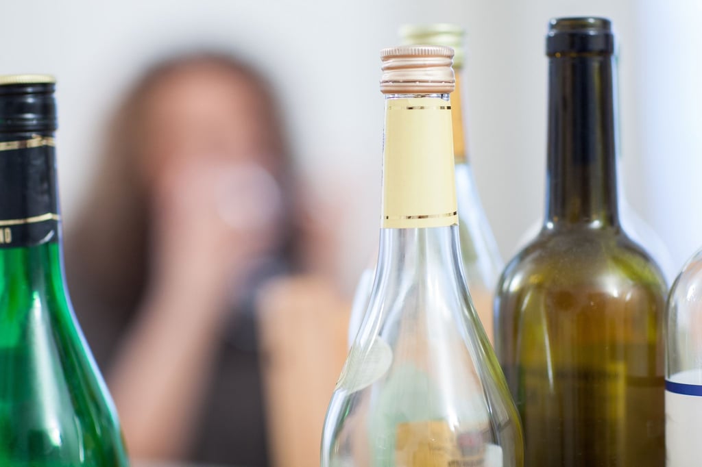 Leere Flaschen, die sich sammeln? Ein Alkoholproblem ist für Angehörige nicht immer so direkt sichtbar.