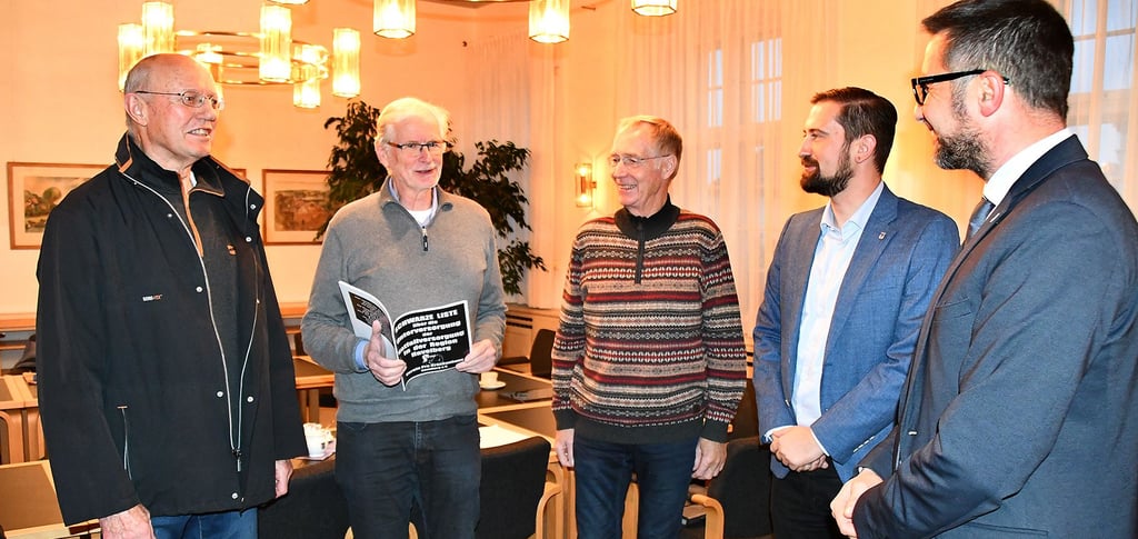 Bundestagsmitglied Herbert Wollmann (2. von links) informierte sich am Donnerstagnachmittag im Havelberger Rathaus im Gespräch mit Holger Schulz (von links), Jürgen Kerfien, Mathias Bölt und André Gerdel über die Situation der medizinischen Versorgung in der Region.