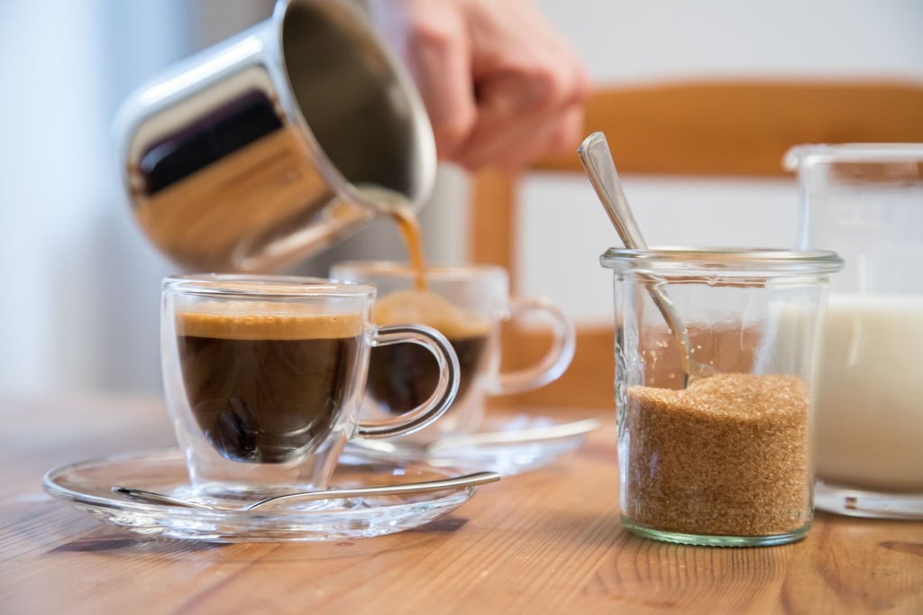 Für den Espresso aus dem Espressokocher sollten Kaffeebohnen frisch gemahlen werden - nicht zu grob, sonst schmeckt er sauer, nicht zu fein, sonst schmeckt er bitter.