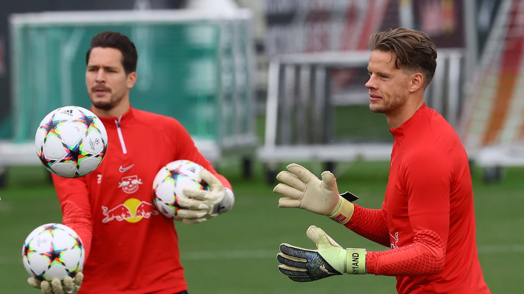 RB-Keeper Örjan Nyland (r.) mit seinem Kollegen und Rivalen Janis Blaswich beim Training.