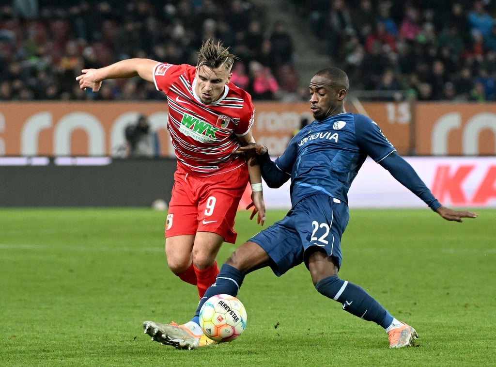 Bochums Christopher Antwi-Adjei (r) erzielte den Siegtreffer gegen den FC Augsburg.