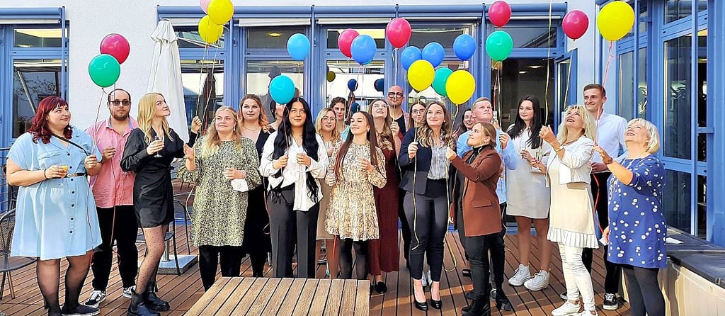 Endlich dürfen sie sich Pflegefachkraft nennen: Die Absolventen der letzten Klasse der Pflegeschule bei ihrer Exmatrikulationsfeier.