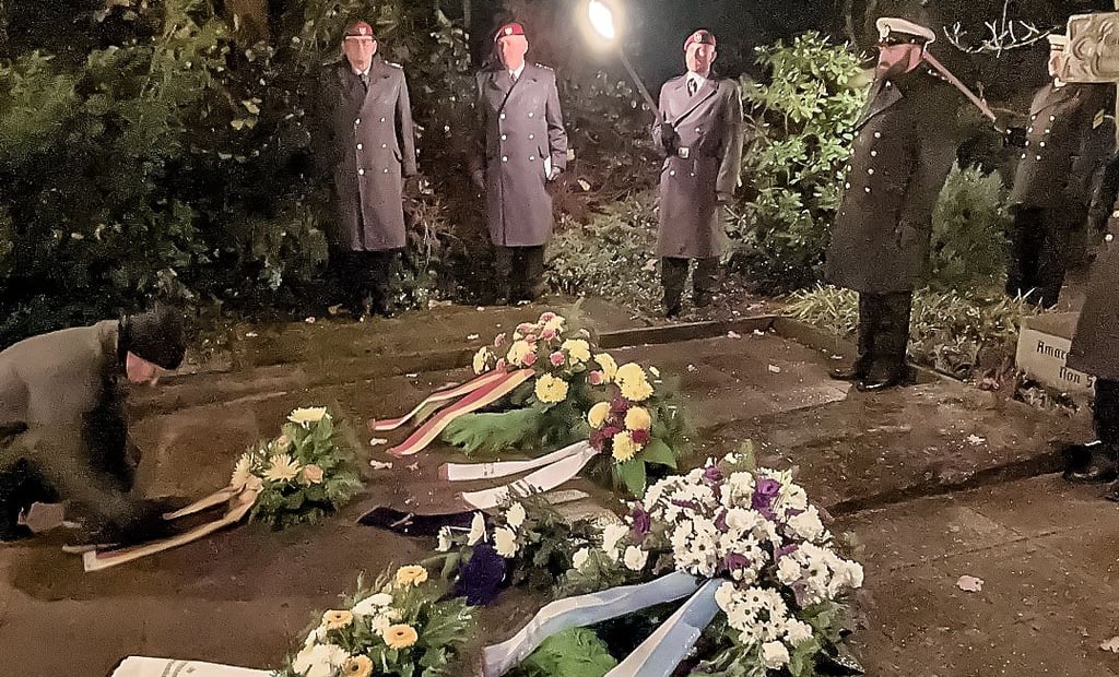Vertreter der Bundeswehr bei der Gedenkveranstaltung zum Todestag von Carl von Clausewitz an dessen Grab in Burg.