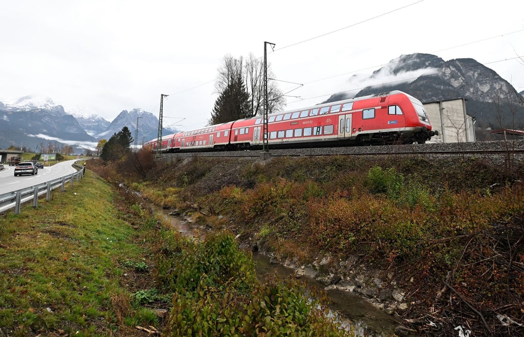 Mehr als fünf Monate nach dem Zugunglück mit fünf Toten in Garmisch-Partenkirchen nimmt die Deutsche Bahn wieder den regulären Verkehr auf der Strecke nach München auf.