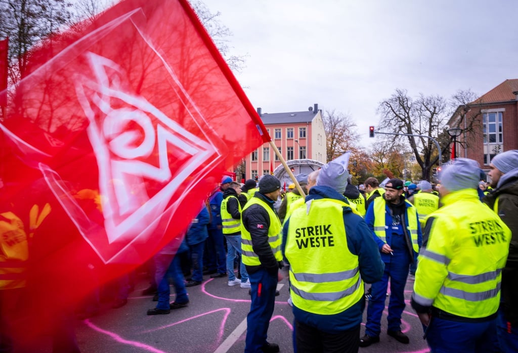 Etwa 800 Beschäftigte aus Metallbetrieben fordern einen Tag vor der möglicherweise entscheidenden Verhandlungsrunde im Tarifkonflikt der Metall- und Elektroindustrie eine deutliche Erhöhung ihrer Gehälter.