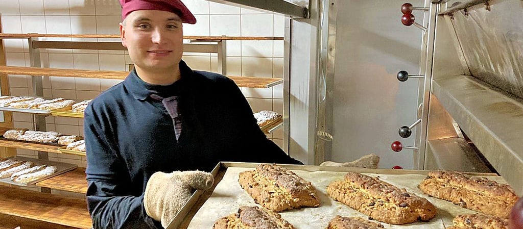 Bäckermeister Pascal Delorme aus Burg (Jerichower Land) bereitet sich auf die Stollenprüfung durch den Landesinnungsverband in Magdeburg vor.