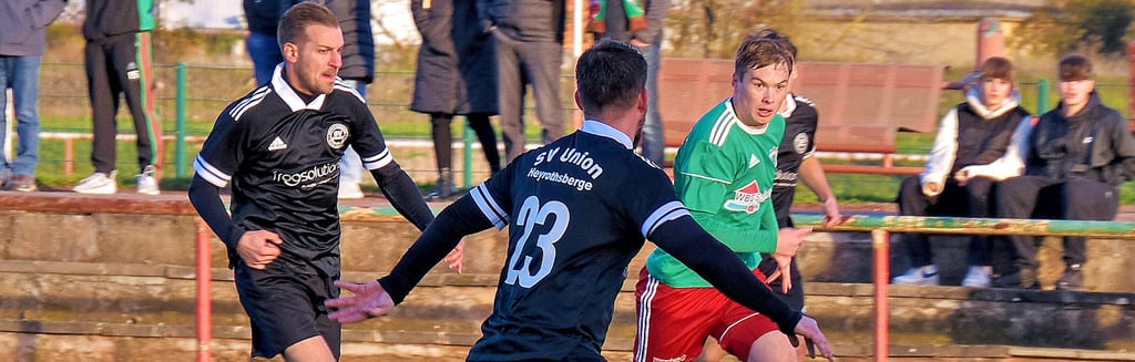 Haben die nächste Pokalrunde ganz fest im Blick: Erik Nordmann (grünes Trikot) und seine Mitspieler von Union Schönebeck.