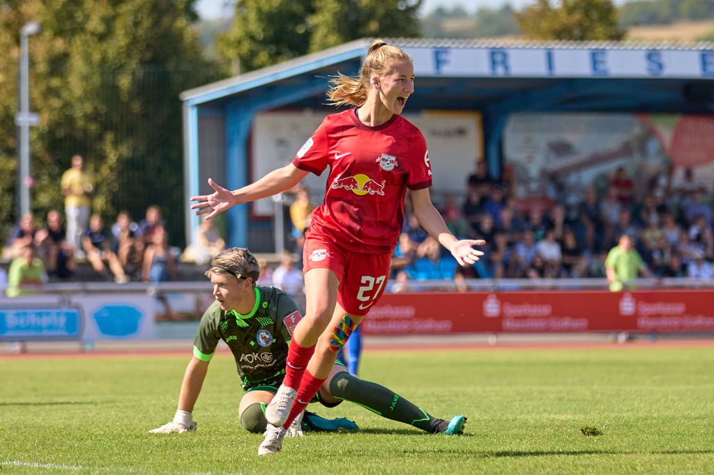 Marlene Müller jubelt mit RB Leipzig.