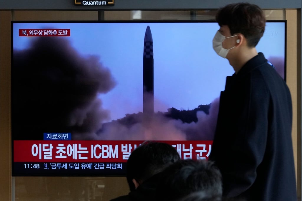 Ein Mann geht in Seoul an einem Monitor vorbei, auf dem eine Nachrichtensendung mit einem Archivbild über den neusten Raketentest Nordkoreas übertragen wird.