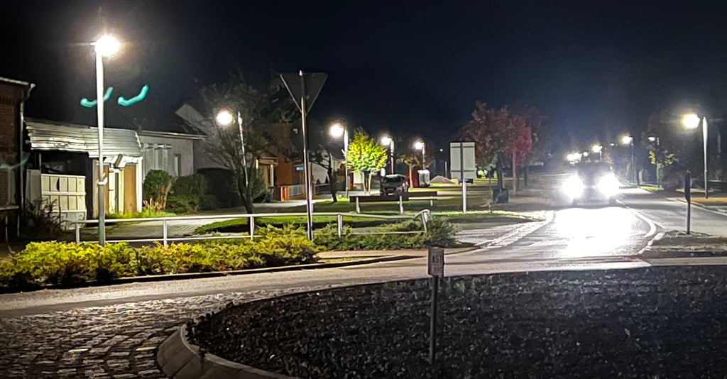Die Dammstraße am Kreisel in Klietz ist hier noch hell erleuchtet, aber ab 22 Uhr gehen in der Seegemeinde alle Lampen aus.