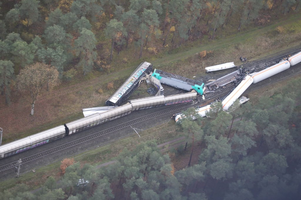Zwei Güterzüge liegen nach einer Kollision an einer Bahnstrecke im Landkreis Gifhorn.