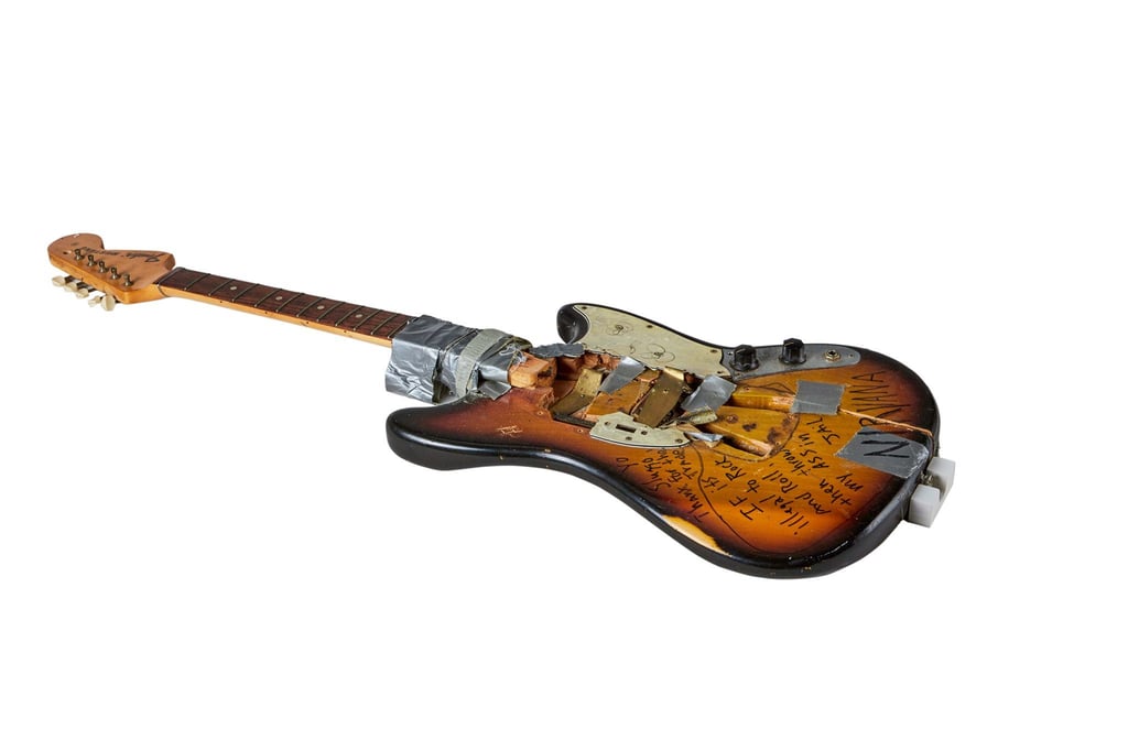 Eine zerschmetterte 1973 Fender Mustang des früheren Nirvana-Frontmanns Kurt Cobain.