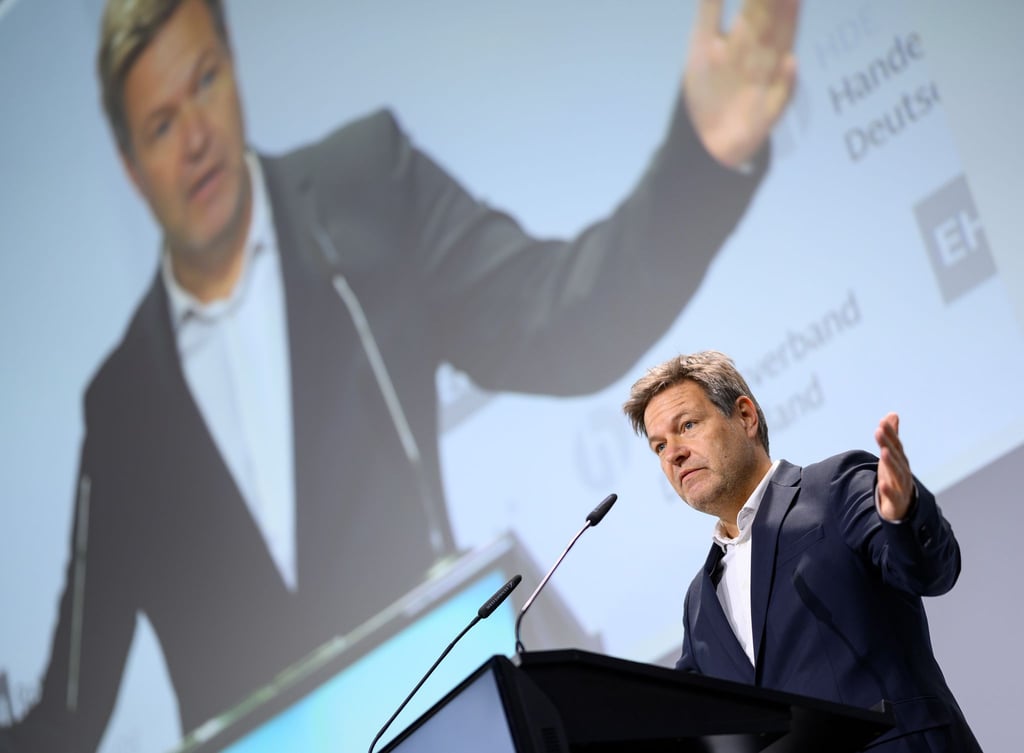 Bundeswirtschaftsminister Robert Habeck hat die hohen Ausgaben Deutschlands für Entlastungen wegen der hohen Energiepreise verteidigt.