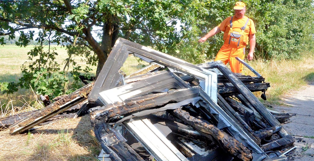 Im August sind an einem Feldweg bei Chüttlitz verbrannte Fenster illegal abgekippt worden.