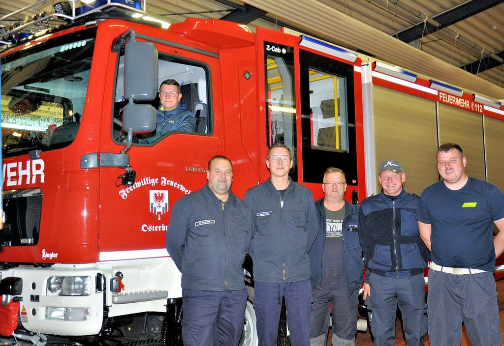 Filipp Mäder (im Fahrerhaus, von links), Massimo Simeone, Nils Petzholz, Jens Sadlowski, Ronny Schmidt und Eric Vinzelberg haben den HLF 20 am Donnerstag von Giengen an der Brenz nach Osterburg gebracht.