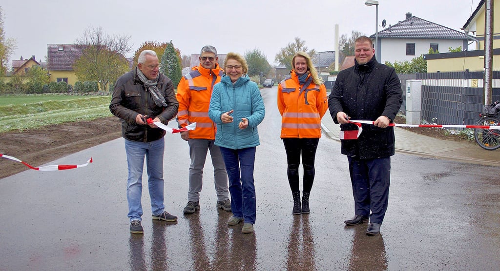 Bei windigem Schneegestöber haben Peter Hiller, Thomas Iden, Carola Studte, Franziska Lierse und Frank Nase (von inks) den Teilabschnitt der Straße „Siedlung“ in Meitzendorf offiziell für den Verkehr freigegeben