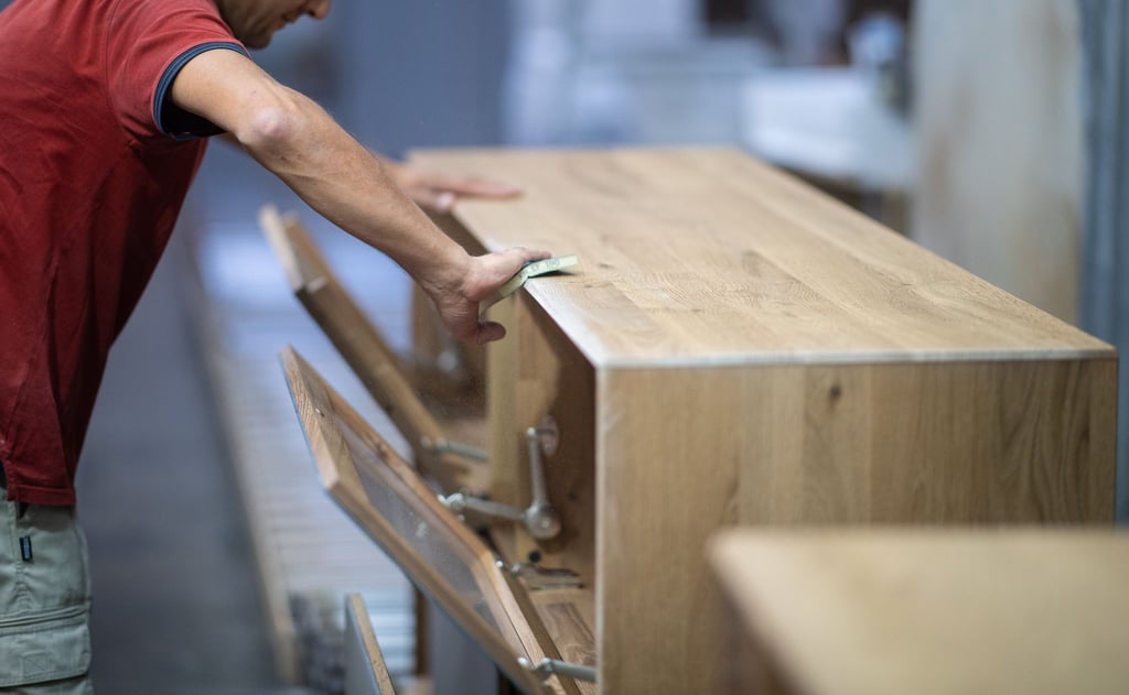 Wer Massivholzmöbel von kunststoffbeschichteten Möbelstücken unterscheiden möchte, muss oft genauer hingucken - etwa auf die Stirnholzseite. An ihr zeigen sich die Wachstumsringe des Baumes als kreisförmige Jahresringe.