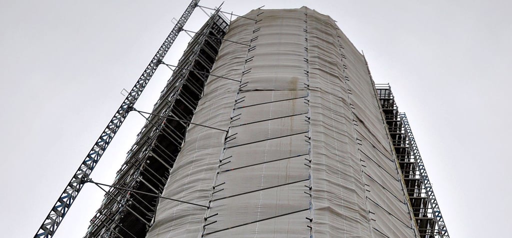 Der Genthiner Wasserturm gestern Vormittag: Die Bauarbeiten ruhen nach wie vor. An einigen Stellen sind mittlerweile die Bauplanen ab- und eingerissen.