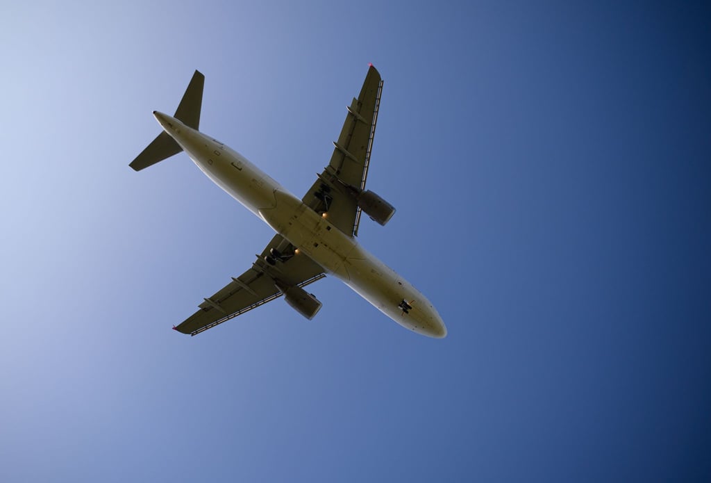 Ein Flugzeug fliegt am Himmel.