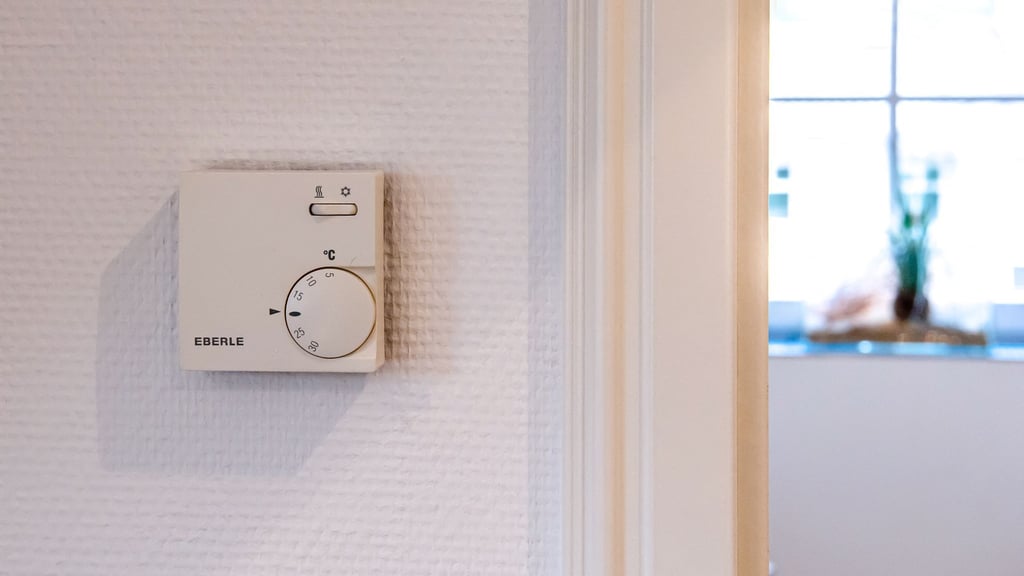 Senkt man die Raumtemperatur beim Heizen im Winter um nur ein Grad, sinkt auch der Stromverbrauch eines Kühlschranks.