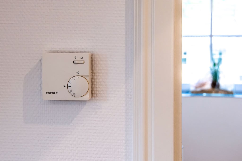 Senkt man die Raumtemperatur beim Heizen im Winter um nur ein Grad, sinkt auch der Stromverbrauch eines Kühlschranks.