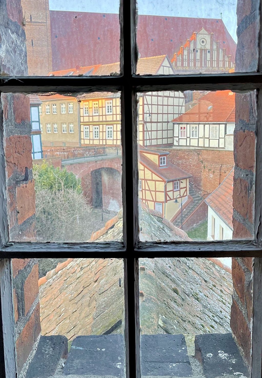 Blick aus einem der vielen kleinen Turmfenster der Roßpforte, hier in Richtung Roßfurt und St. Stephan.