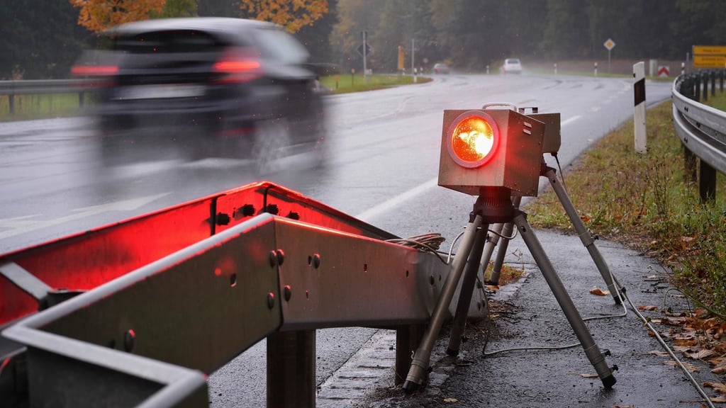Ein Blitzer am Straßenrand.