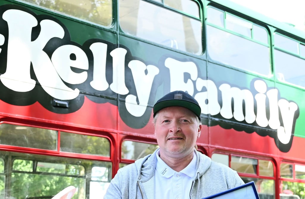 Joey Kelly im Sommer vor dem Bus der Kelly-Family.