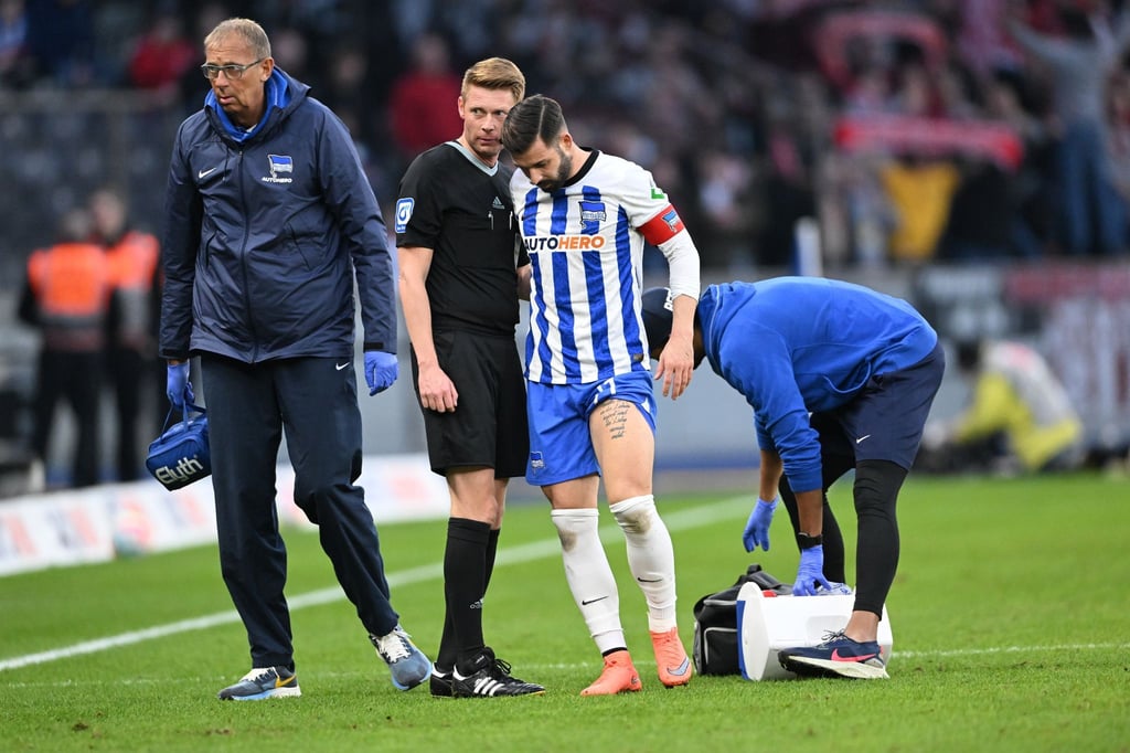 Herthas Marvin Plattenhardt (M) muss verletzt ausgewechselt werden.