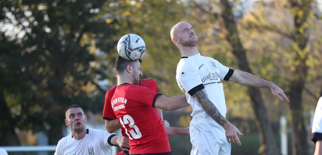 Johannes Riedel (im Kopfballduell mit Marcel Renning/r.) hat zuletzt mit Roter Stern Sudenburg den siebten Sieg gefeiert.