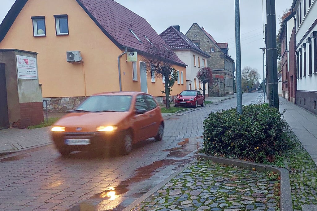 Die Breite Straße zwischen Gemeindehaus und Bodebrücke in Löderburg ist viel befahren. Könnten Bodenschwellen helfen?