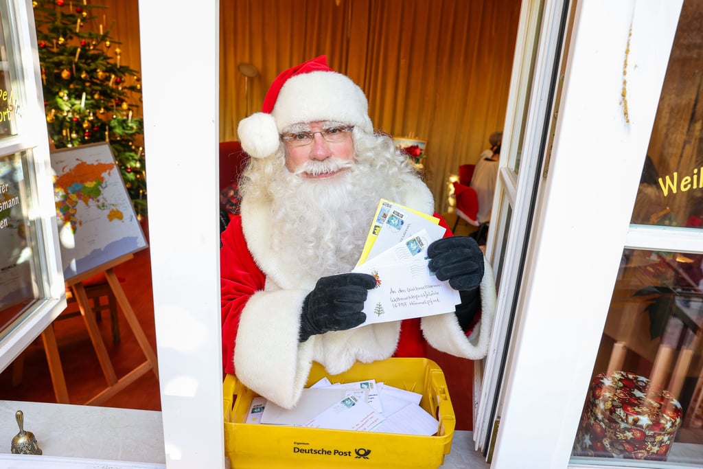 Der Weihnachtsmann freut sich über Post - auch von den Kindern aus Zeitz. Den entsprechenden Briefkasten gibt es in der Tourist-Information und später auf dem Altmarkt.