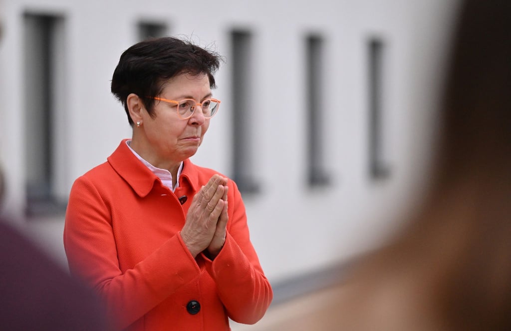 Heike Taubert (SPD), Finanzministerin von Thüringen, steht im Thüringer Landtag.