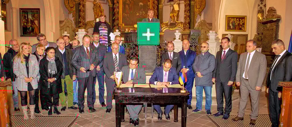 Oberbürgermeister Armin Müller (l.) und der Bürgermeister von Armavir, Davit Khudatyan, unterzeichnen in St.Wenzel ein Memorandum.