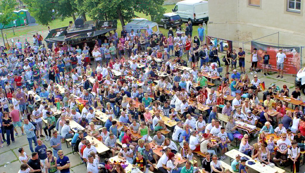 Ein Blick zurück: Hunderte Zeitzer sind zum Public Viewing zur Fußball-EM 2016 in die Volksbank-Arena am Kloster in Zeitz gekommen.