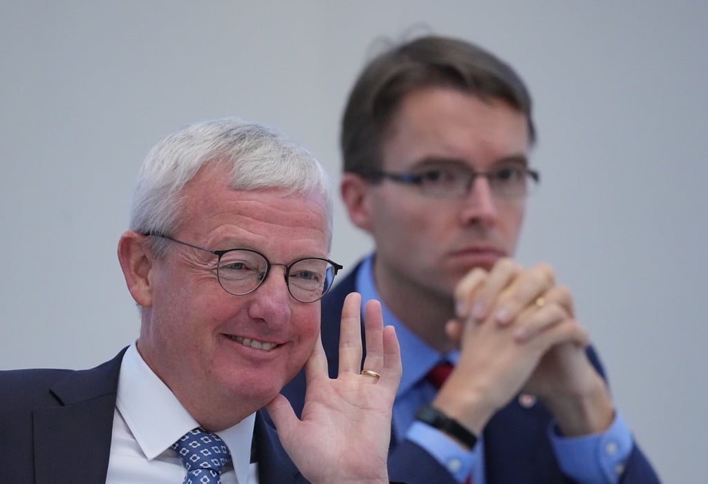 Guido Beermann (l, CDU), Brandenburger Minister für Infrastruktur und Landesplanung, lacht.