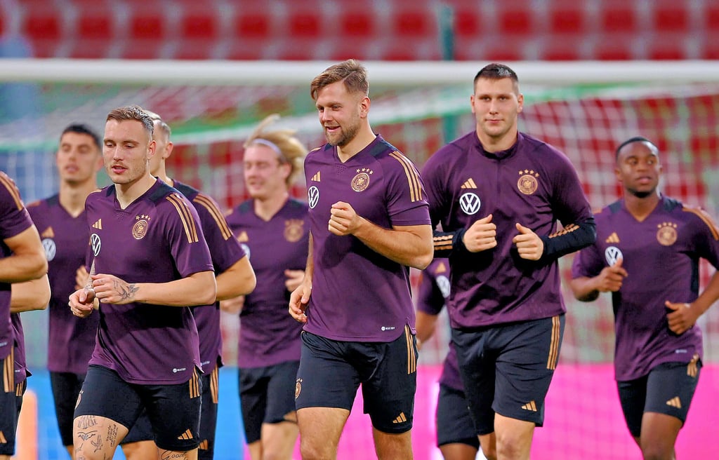 Die Deutsche Fußball-Nationalmannschaft, hier beim Training im Oman, steigt am 23. November in die WM ein. Der Auftaktgegner ist Japan.