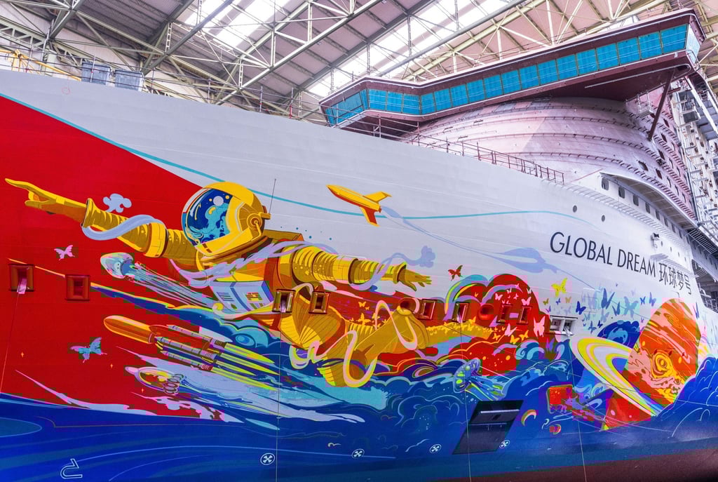 Das Kreuzfahrtschiff „Global Dream“ liegt im Baudock der ansonsten leeren Schiffbauhalle der ehemaligen MV Werften.