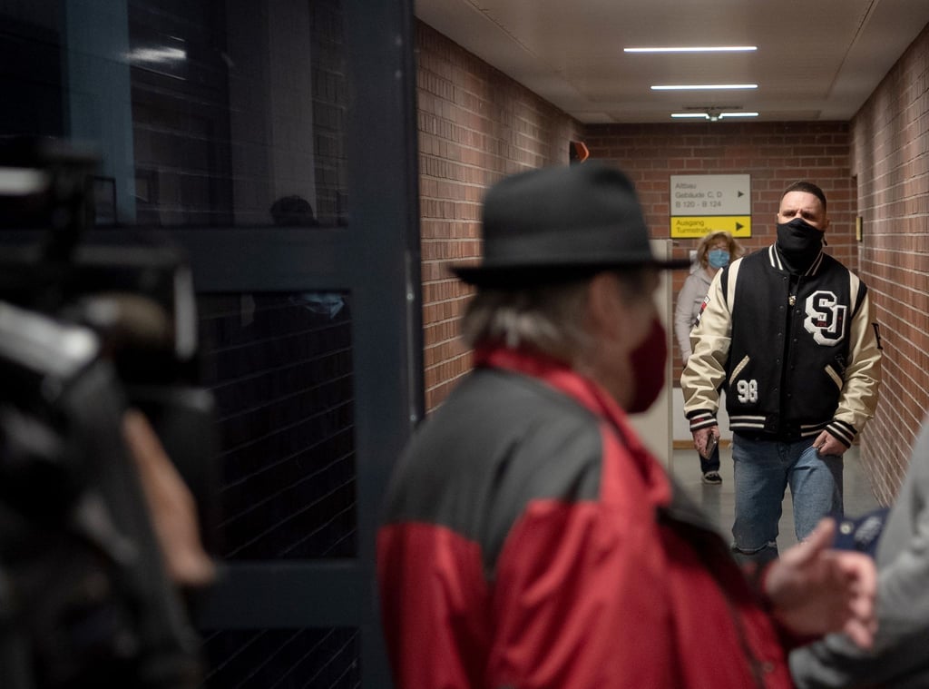 Rapper Fler, bürgerlich Patrick Losensky, geht zu einem Gerichtssaal.