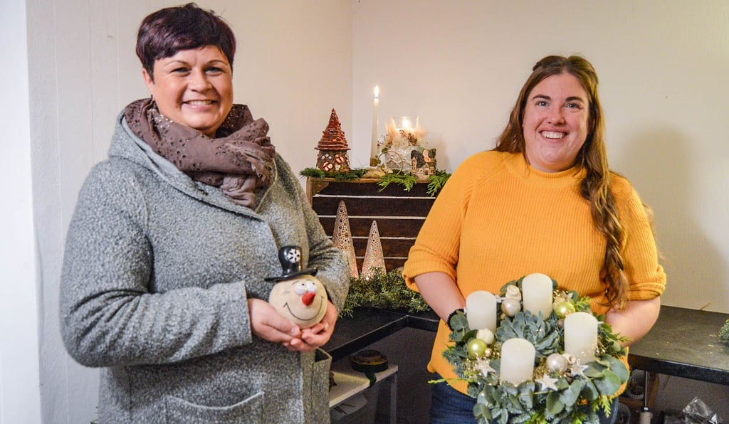 Anett Spielmann (l.) und Emily Pätzold präsentieren am Sonnabend ihre Werke bei einem Adventsmarkt.