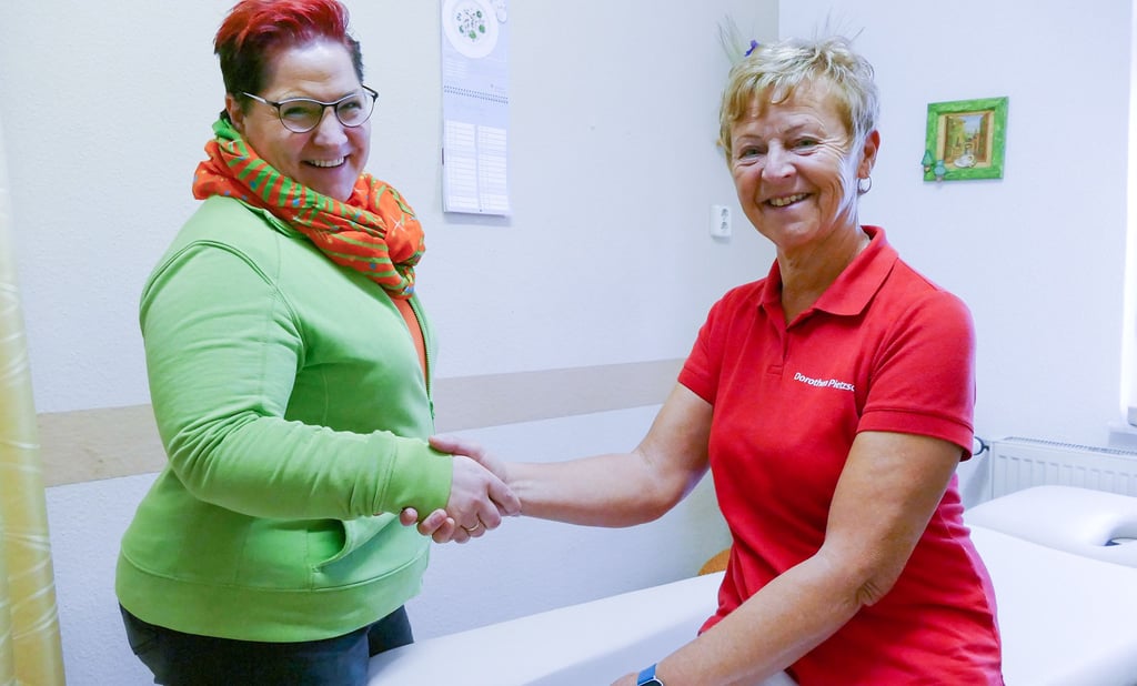 Mit Handschlag besiegelt: Dorothea Pietzsch (rechts) übergibt nach 40 Jahren ihre Praxis für Physiotherapie in Prettin an Daniela Höcke.