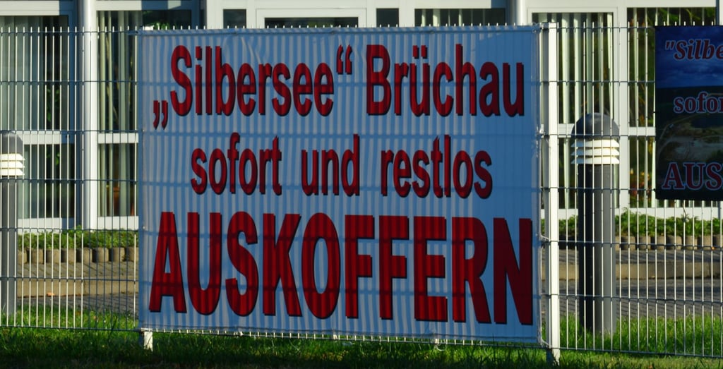 Die Giftschlammgrube in Brüchau soll ausgekoffert werden. Doch der Plan dazu wirft neue Fragen auf und erregt Besorgnis.