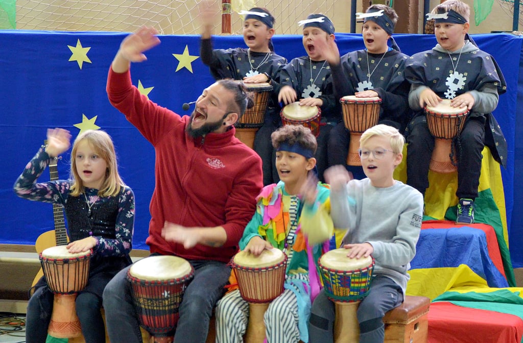 Die Kinder der Grundschule Henningen führen eine Trommelgeschichte auf.